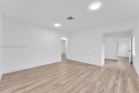 Снять в аренду виллу или дом в Холливуд, Флорида 3 спальни, 246.93м2, № 2005930 - фото 6