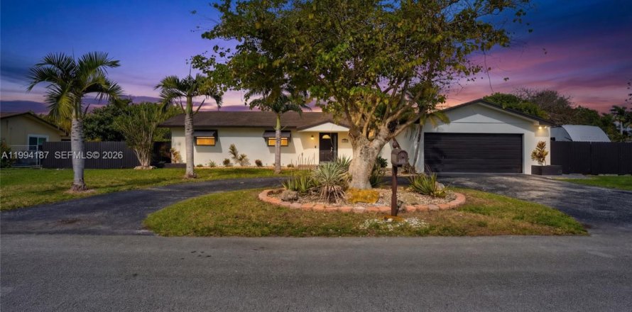 House in Homestead, Florida 3 bedrooms, 162.76 sq.m. № 2059065