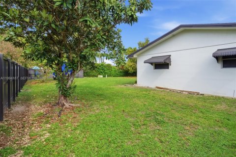 House in Homestead, Florida 3 bedrooms, 162.76 sq.m. № 2059065 - photo 6