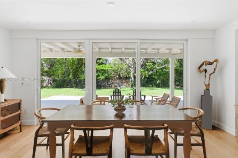 House in South Miami, Florida 3 bedrooms, 176.7 sq.m. № 2078363 - photo 8