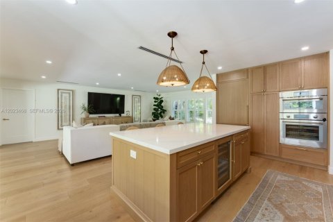 House in South Miami, Florida 3 bedrooms, 176.7 sq.m. № 2078363 - photo 7