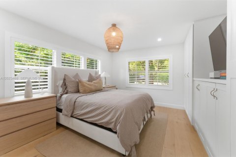 House in South Miami, Florida 3 bedrooms, 176.7 sq.m. № 2078363 - photo 9