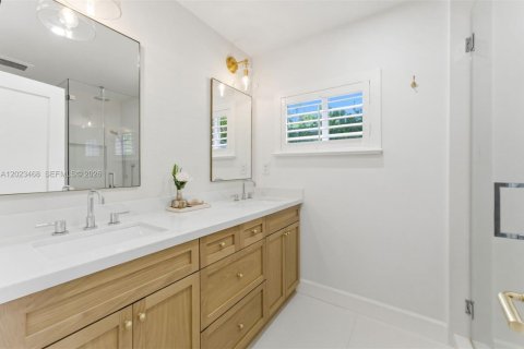 House in South Miami, Florida 3 bedrooms, 176.7 sq.m. № 2078363 - photo 11