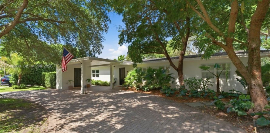 House in South Miami, Florida 3 bedrooms, 176.7 sq.m. № 2078363