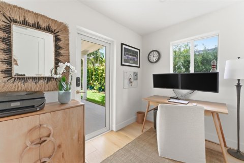House in South Miami, Florida 3 bedrooms, 176.7 sq.m. № 2078363 - photo 12