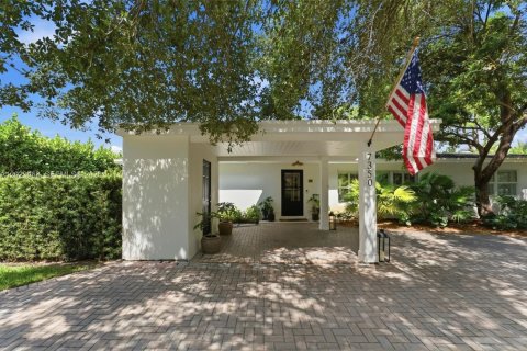 House in South Miami, Florida 3 bedrooms, 176.7 sq.m. № 2078363 - photo 2