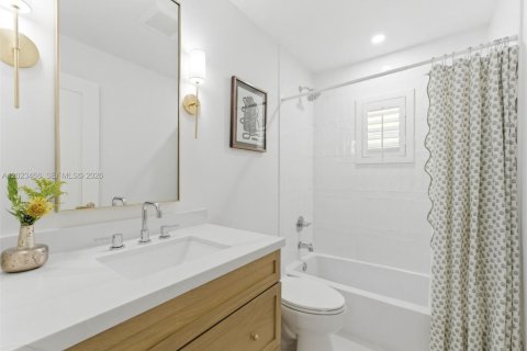 House in South Miami, Florida 3 bedrooms, 176.7 sq.m. № 2078363 - photo 15