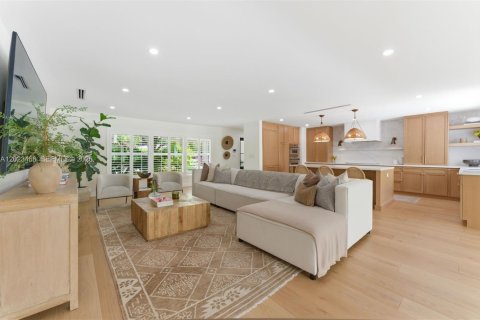 House in South Miami, Florida 3 bedrooms, 176.7 sq.m. № 2078363 - photo 5