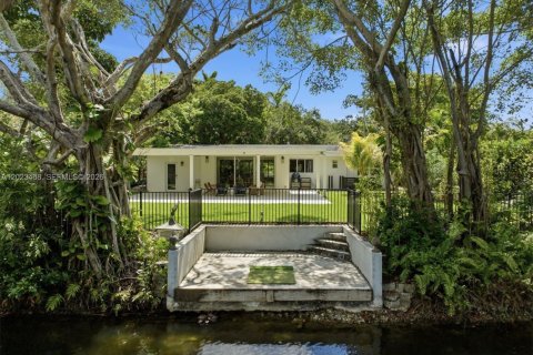 House in South Miami, Florida 3 bedrooms, 176.7 sq.m. № 2078363 - photo 21