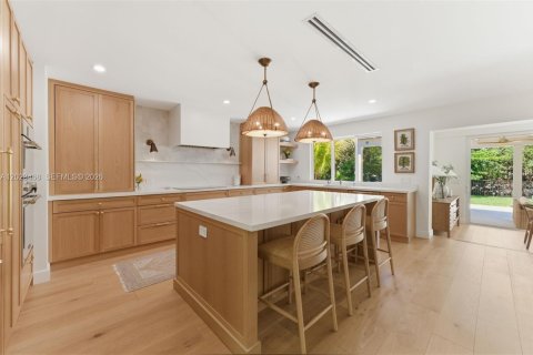 House in South Miami, Florida 3 bedrooms, 176.7 sq.m. № 2078363 - photo 6