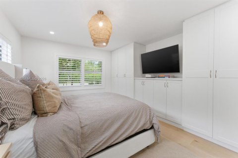 House in South Miami, Florida 3 bedrooms, 176.7 sq.m. № 2078363 - photo 10