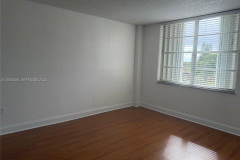 Apartamento en alquiler en Miami, Florida, 1 dormitorio, 78.04 m2 № 1988896 - foto 4