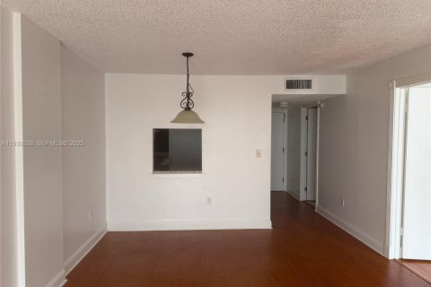 Apartamento en alquiler en Miami, Florida, 1 dormitorio, 78.04 m2 № 1988896 - foto 2