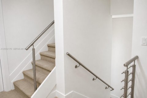 Townhouse in Doral, Florida 4 bedrooms, 230.49 sq.m. № 2180041 - photo 18