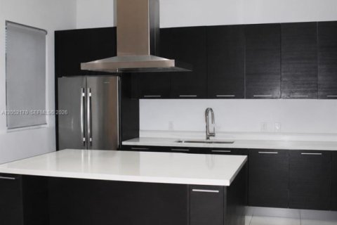 Townhouse in Doral, Florida 4 bedrooms, 230.49 sq.m. № 2180041 - photo 11