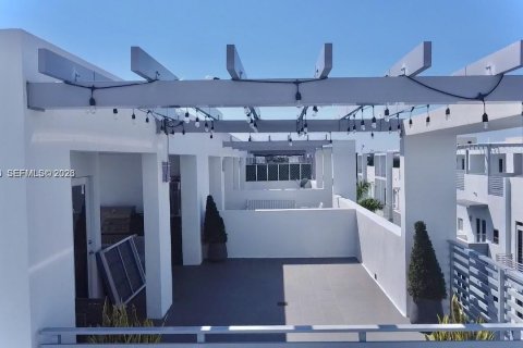 Townhouse in Doral, Florida 4 bedrooms, 230.49 sq.m. № 2180041 - photo 2