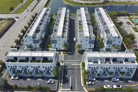 Townhouse in Doral, Florida 4 bedrooms, 230.49 sq.m. № 2180041 - photo 24