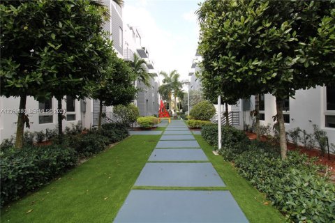 Townhouse in Doral, Florida 4 bedrooms, 230.49 sq.m. № 2180041 - photo 22