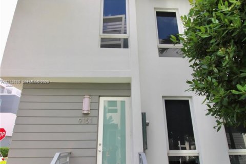 Townhouse in Doral, Florida 4 bedrooms, 230.49 sq.m. № 2180041 - photo 3