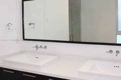 Townhouse in Doral, Florida 4 bedrooms, 230.49 sq.m. № 2180041 - photo 12