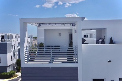 Townhouse in Doral, Florida 4 bedrooms, 230.49 sq.m. № 2180041 - photo 4