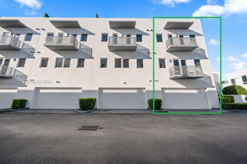 Townhouse in Doral, Florida 4 bedrooms, 230.49 sq.m. № 2180041 - photo 23