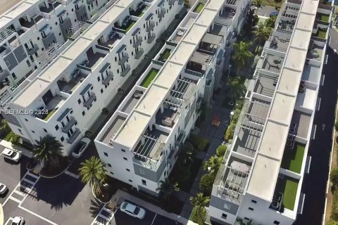 Townhouse in Doral, Florida 4 bedrooms, 230.49 sq.m. № 2180041 - photo 5