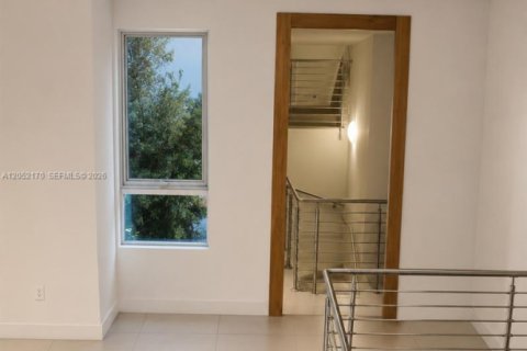 Townhouse in Doral, Florida 4 bedrooms, 230.49 sq.m. № 2180041 - photo 9