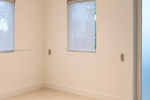 Townhouse in Doral, Florida 4 bedrooms, 230.49 sq.m. № 2180041 - photo 10