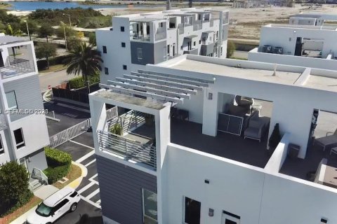 Townhouse in Doral, Florida 4 bedrooms, 230.49 sq.m. № 2180041