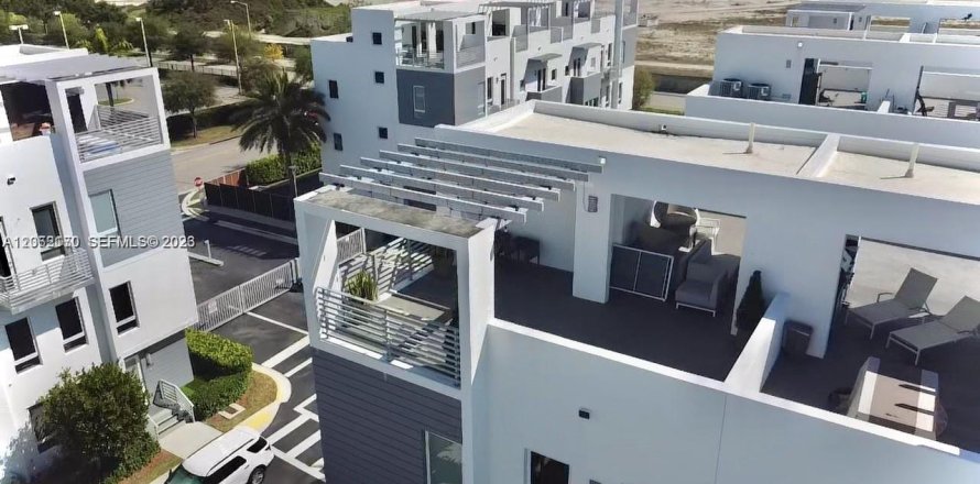 Townhouse in Doral, Florida 4 bedrooms, 230.49 sq.m. № 2180041
