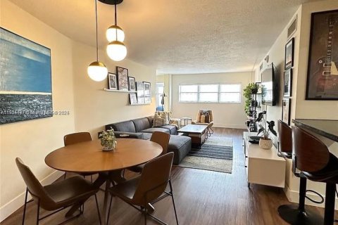 Condo in Miami Beach, Florida, 2 bedrooms  № 1971161 - photo 5