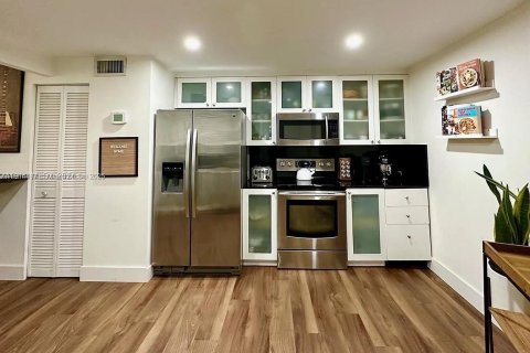 Condo in Miami Beach, Florida, 2 bedrooms  № 1971161 - photo 2