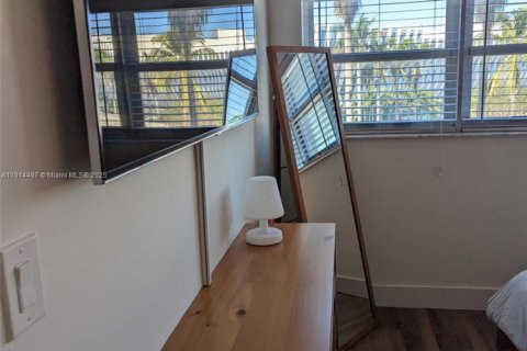 Condo in Miami Beach, Florida, 2 bedrooms  № 1971161 - photo 9