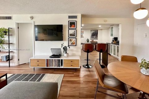 Condo in Miami Beach, Florida, 2 bedrooms  № 1971161 - photo 1