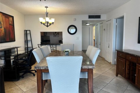 Condo in Hallandale Beach, Florida, 1 bedroom № 2079110