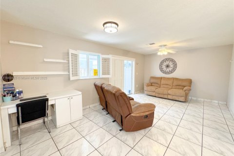 Casa en venta en Pembroke Pines, Florida, 4 dormitorios, 138.98 m2 № 1842667 - foto 15
