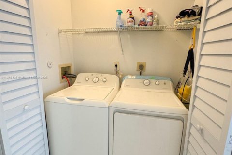 Casa en venta en Pembroke Pines, Florida, 4 dormitorios, 138.98 m2 № 1842667 - foto 25