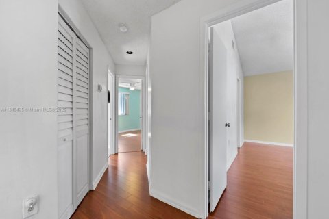 Casa en venta en Pembroke Pines, Florida, 4 dormitorios, 138.98 m2 № 1842667 - foto 29