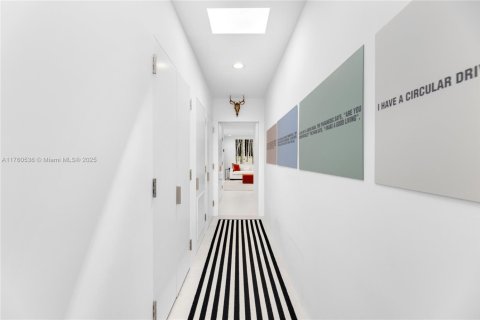 House in Miami Beach, Florida 4 bedrooms, 417.5 sq.m. № 1924135 - photo 19