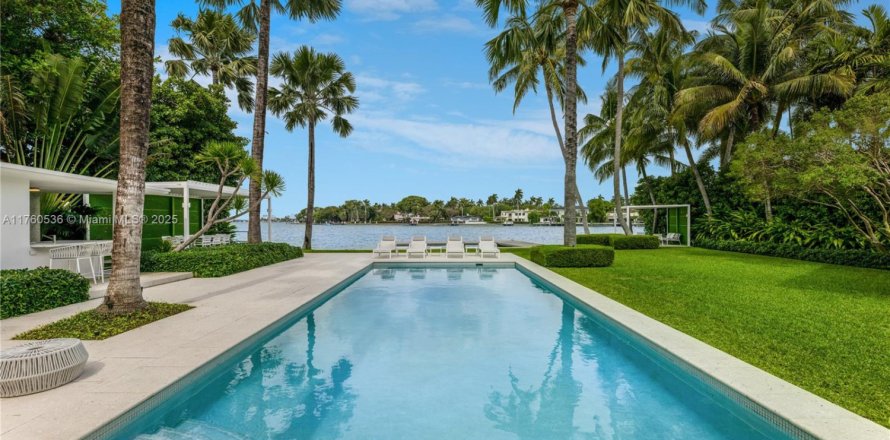 House in Miami Beach, Florida 4 bedrooms, 417.5 sq.m. № 1924135