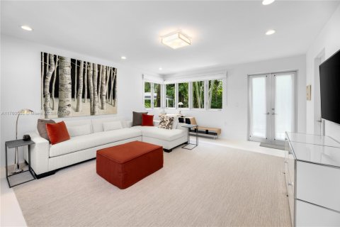 House in Miami Beach, Florida 4 bedrooms, 417.5 sq.m. № 1924135 - photo 25