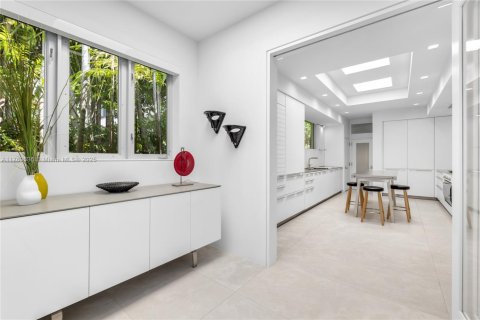 House in Miami Beach, Florida 4 bedrooms, 417.5 sq.m. № 1924135 - photo 17