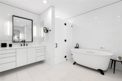 House in Miami Beach, Florida 4 bedrooms, 417.5 sq.m. № 1924135 - photo 23