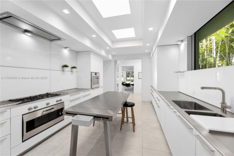 House in Miami Beach, Florida 4 bedrooms, 417.5 sq.m. № 1924135 - photo 18