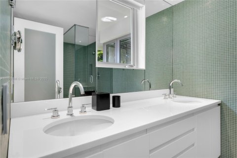 House in Miami Beach, Florida 4 bedrooms, 417.5 sq.m. № 1924135 - photo 26