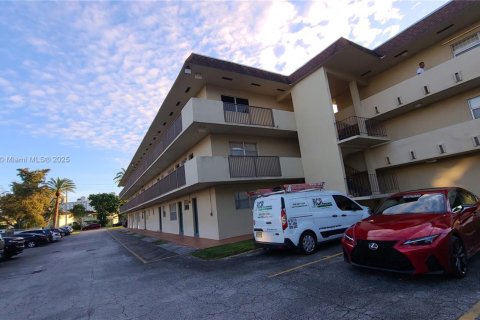 Condo in Miami, Florida, 1 bedroom  № 1952627 - photo 2