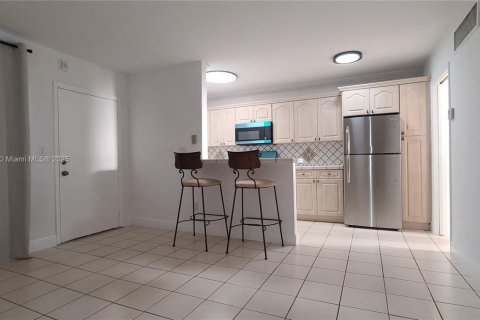 Condo in Miami, Florida, 1 bedroom  № 1952627 - photo 13
