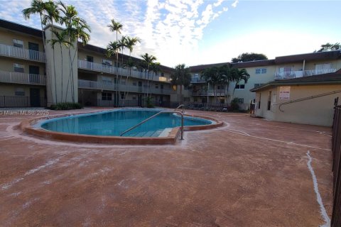 Condo in Miami, Florida, 1 bedroom  № 1952627 - photo 5