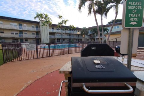 Condo in Miami, Florida, 1 bedroom  № 1952627 - photo 6